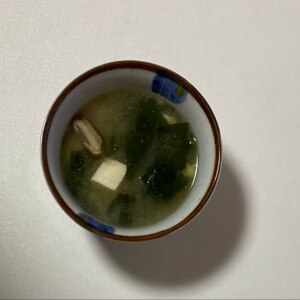 豆腐と舞茸とわかめの味噌汁